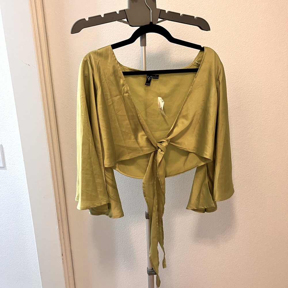 WINDSOR front tie bell sleeve long sleeve crop top